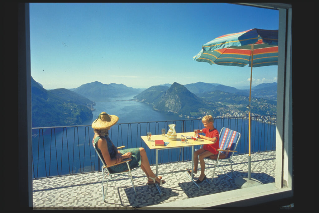 Renate Wachsmann mit ihrem Sohn auf der Terrasse des Ferienhauses mit Blick auf den Luganersee, Foto: Paul Igor Swiridoff, Monte Brè, ca. 1965 © Paul Swiridoff / Schweizerisches Nationalmuseum