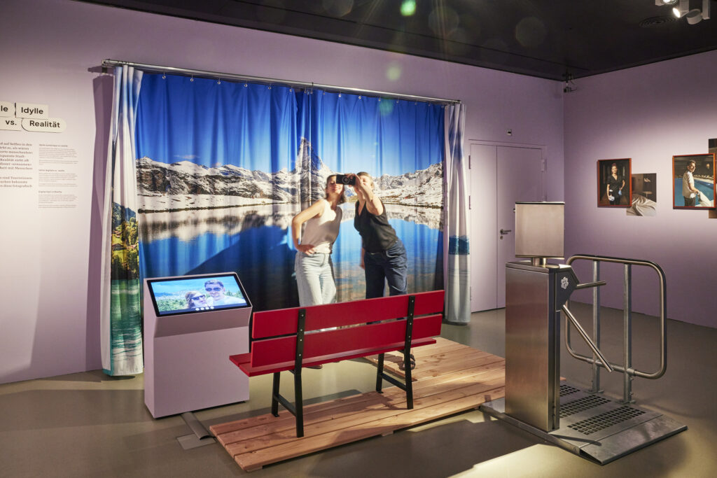 Spielerische Elemente wie dieser Selfie-Spot greifen in der Ausstellung touristische Bildwelten auf und laden zugleich dazu ein, über ihre Wirkung nachzudenken. © Schweizerisches Nationalmuseum ǀ Foto: Mara Truog
