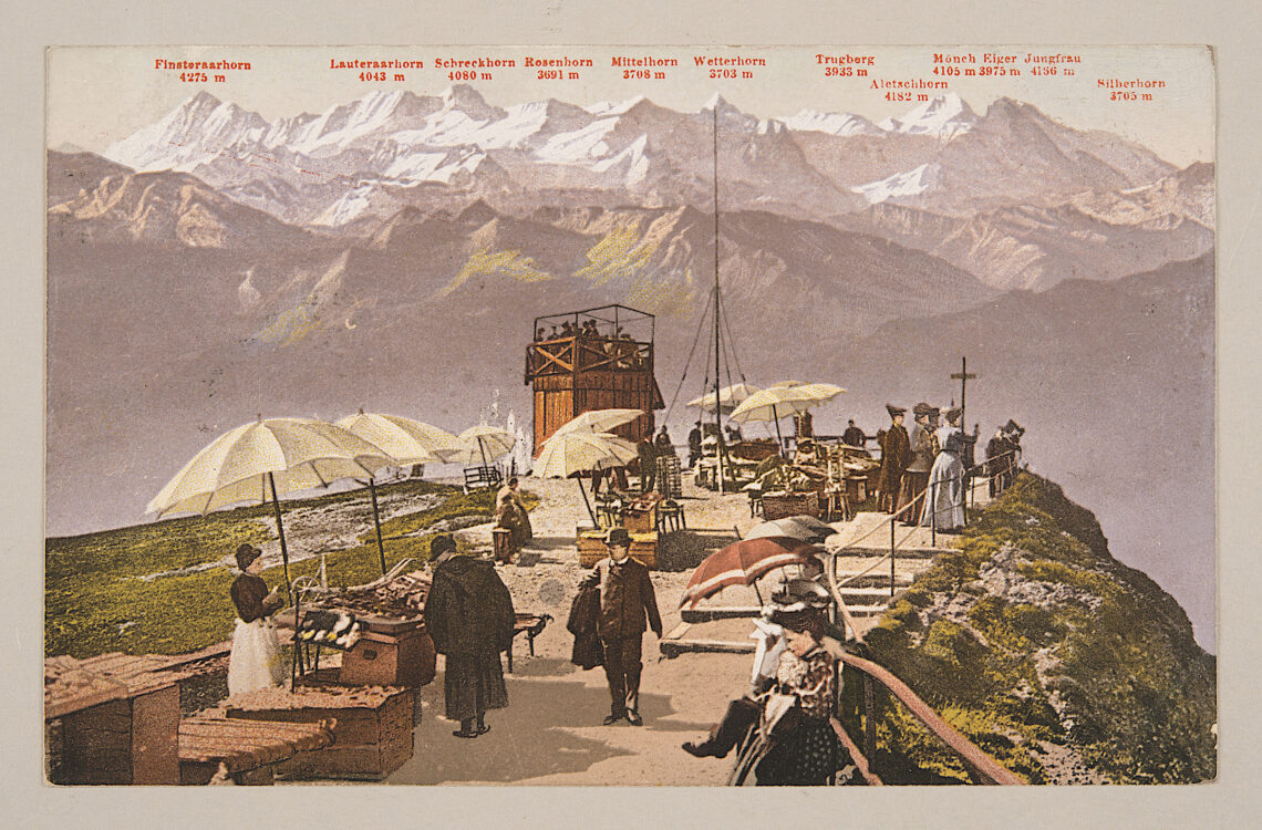 Postkarte mit Touristen auf Rigi-Kulm mit Blick auf die Berner-Hochalpen, Edition Photoglob, um 1910 © Schweizerisches Nationalmuseum postkarte-touristen-auf-rigi-kulm-.jpg