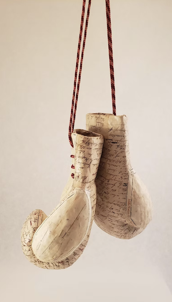 Laurence Lehel, L’Éclat des mots sous les coups, papier mâché, cahier scolaire du XIXe siècle, sculpture, 28 × 32 × 12 cm, 2025, © L. Lehel
