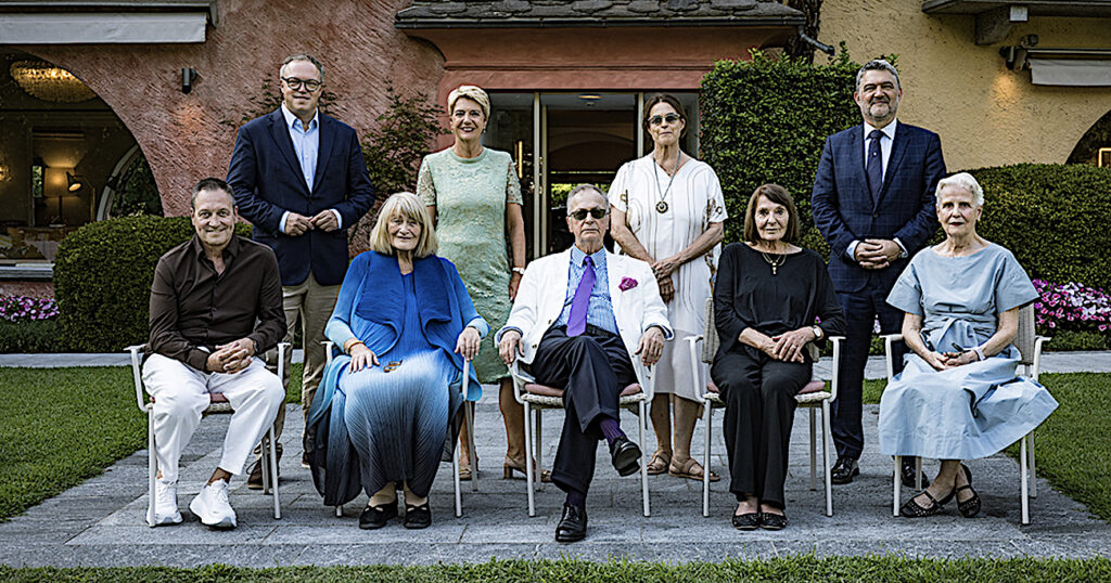 (v.l.n.r.): Laudator Dieter Nuhr, Mario Voigt, Ministerpräsident von Thüringen, Preisträgerin Alice Schwarzer, Bundesrätin Karin Keller-Sutter, Gastgeber Frank A. Meyer, Maja Hoffmann, Präsidentin Locarno Film Festival, Preisträgerin Monika Maron, Nato-Generalmajor Frank Gräfe und Gastgeberin Lilith Frey