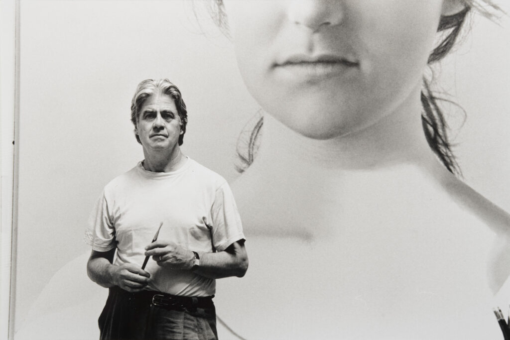 Franz Gertsch in seinem Atelier vor dem Gemälde Silvia I, 1998 Fotograf:in unbekannt