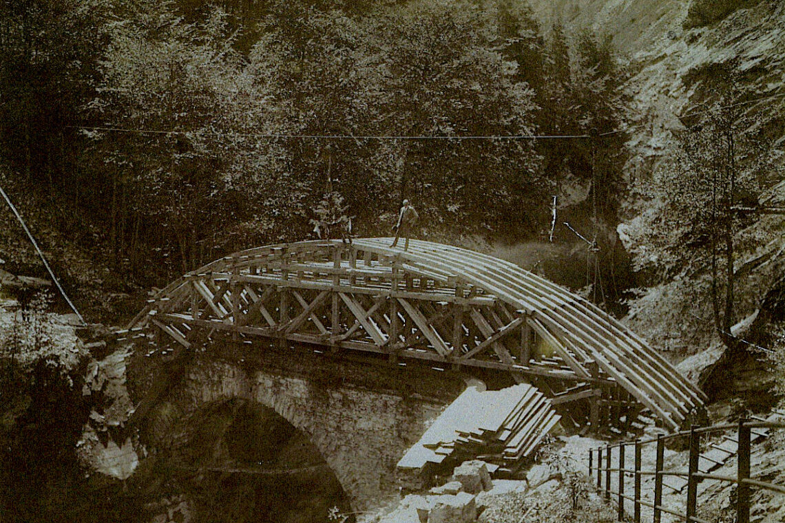 Pantenbrücke in Linthal, ca. 1903: Die neue Brücke wird über die alte gebaut - Foto: © Landesarchiv Glarus
