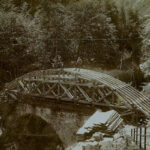 Pantenbrücke in Linthal, ca. 1903: Die neue Brücke wird über die alte gebaut - Foto: © Landesarchiv Glarus