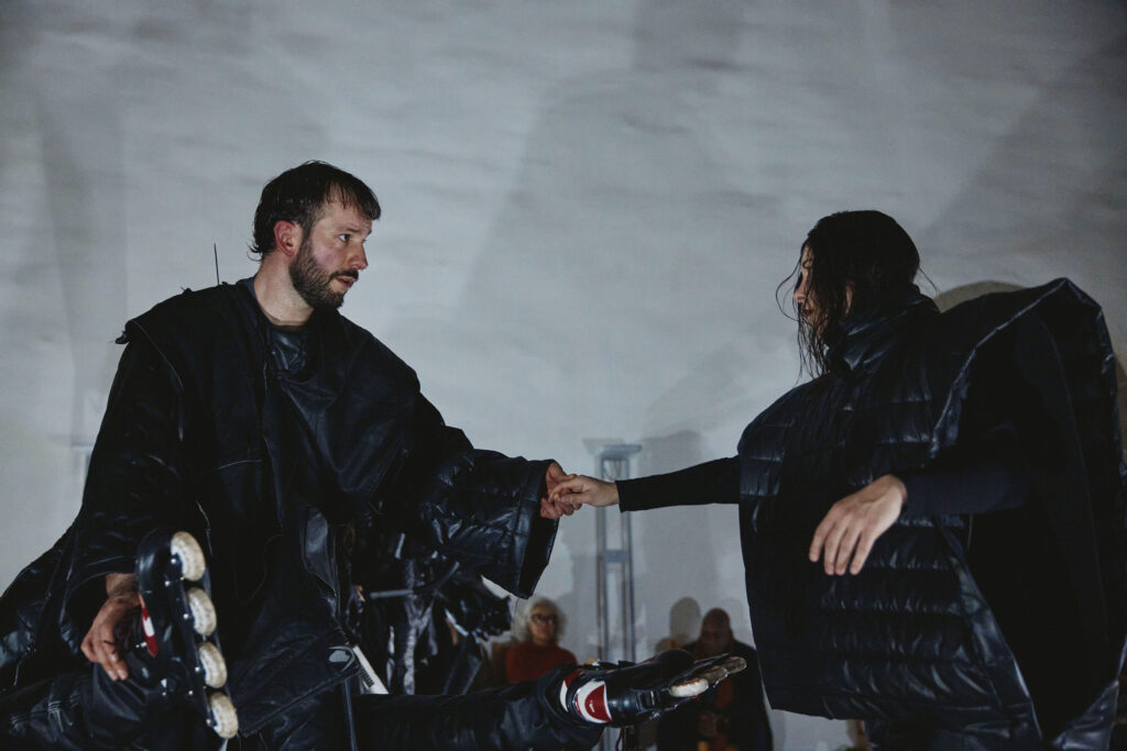 Ernestyna Orlowska, Partita for Wheels & Voices, Performance von Ernestyna Orlowska in Zusammenarbeit mit Moritz Achermann und dem Gesangsensemble tempo d’affetto, 2026, Kostüme aus Leder, Maschinen, Inlineskates, Polstermaterial, Stoffe u.a., Masse variabel, Courtesy der Künstlerin. Foto: Janosch Abel - © Ernestyna Orlowska