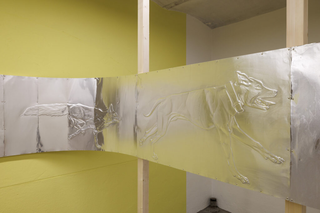 Paula Santomé, Some Days Belong to the Prey, 2025, handgefertigte Aluminiumprägung, 60 x 270 x 280 cm