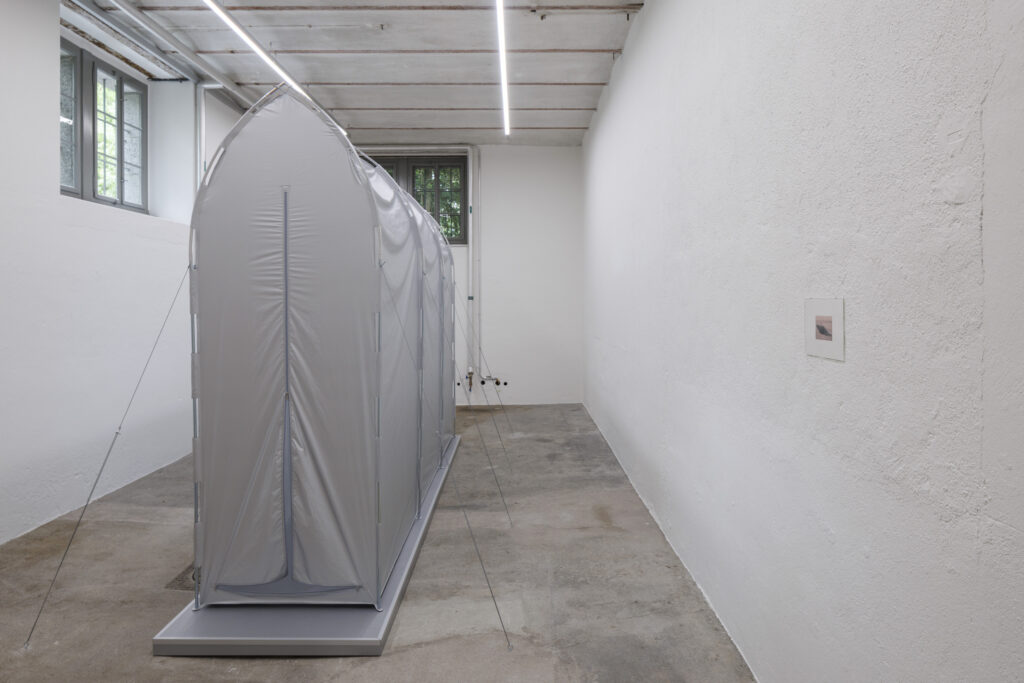 Sina Schöpf, Zelt, 2026, Zeltstoff, Zeltstangen, Sockel, Schnur, 490 x 225 x 265 cm