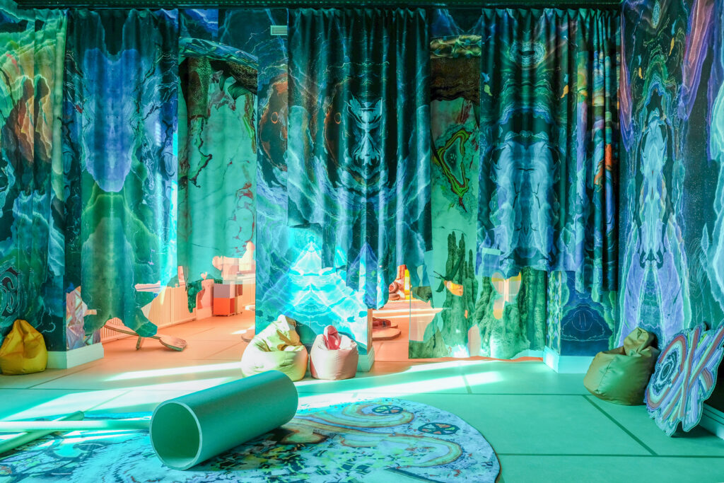 Kerstin Brätsch, BAUBAU, 2024, A children’s Place, Gropius Bau Berlin, Kuratiert von | Curated by Jenny Schlenzka, Photo: Guannan Li