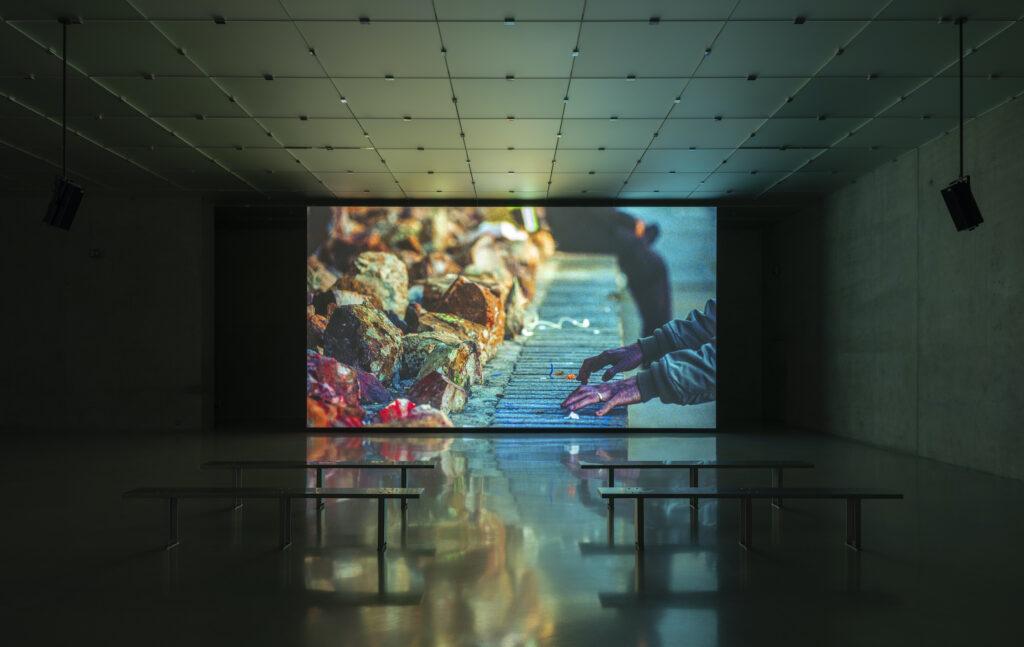 Cyprien Gaillard When you expect flutes, it’s whistles Ausstellungsansicht 3. Obergeschoss Kunsthaus Bregenz, 2026 DETERRENT, 2026 Foto: Timo Ohler © Cyprien Gaillard, Kunsthaus Bregenz Courtesy of the artist, Kunsthaus Bregenz, Fondazione Prada