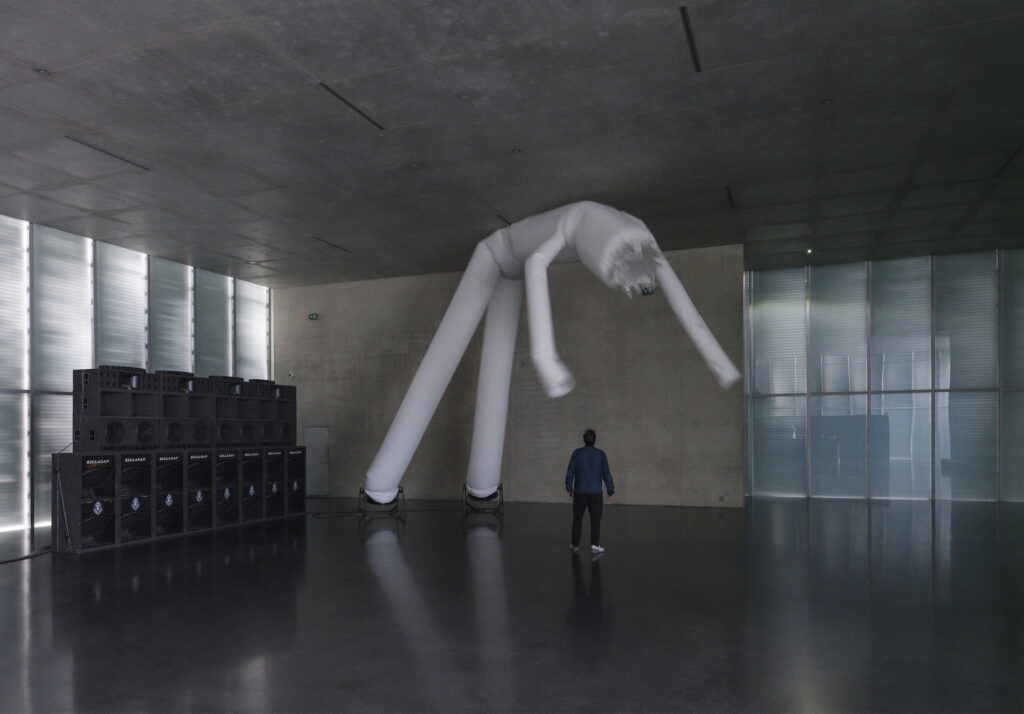 Cyprien Gaillard When you expect flutes, it’s whistles Ausstellungsansicht Erdgeschoss Kunsthaus Bregenz, 2026 Visitant (no dancing 2020 – 2021), 2021 Foto: Timo Ohler © Cyprien Gaillard, Kunsthaus Bregenz Courtesy of the artist, Berlin Atonal, Sprüth Magers, Gladstone Gallery