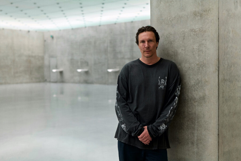 Porträt des Künstlers Cyprien Gaillard vor dem Hintergrund seiner Ausstellung im Kunsthaus Bregenz.