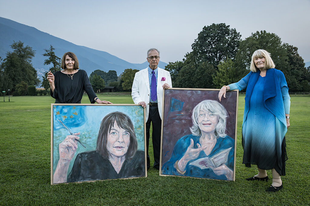 Die Preisträgerinnen: Monika Maron (l.) und Alice Schwarzer mit ihren Portraits (Künstlerin: Tania Jacobi) und Gastgeber Frank A. Meyer.