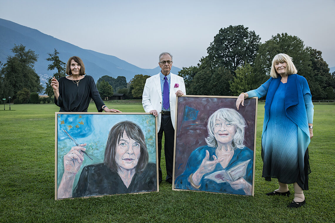 Die Preisträgerinnen: Monika Maron (l.) und Alice Schwarzer mit ihren Portraits (Künstlerin: Tania Jacobi) und Gastgeber Frank A. Meyer.