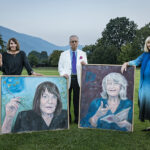 Die Preisträgerinnen: Monika Maron (l.) und Alice Schwarzer mit ihren Portraits (Künstlerin: Tania Jacobi) und Gastgeber Frank A. Meyer.