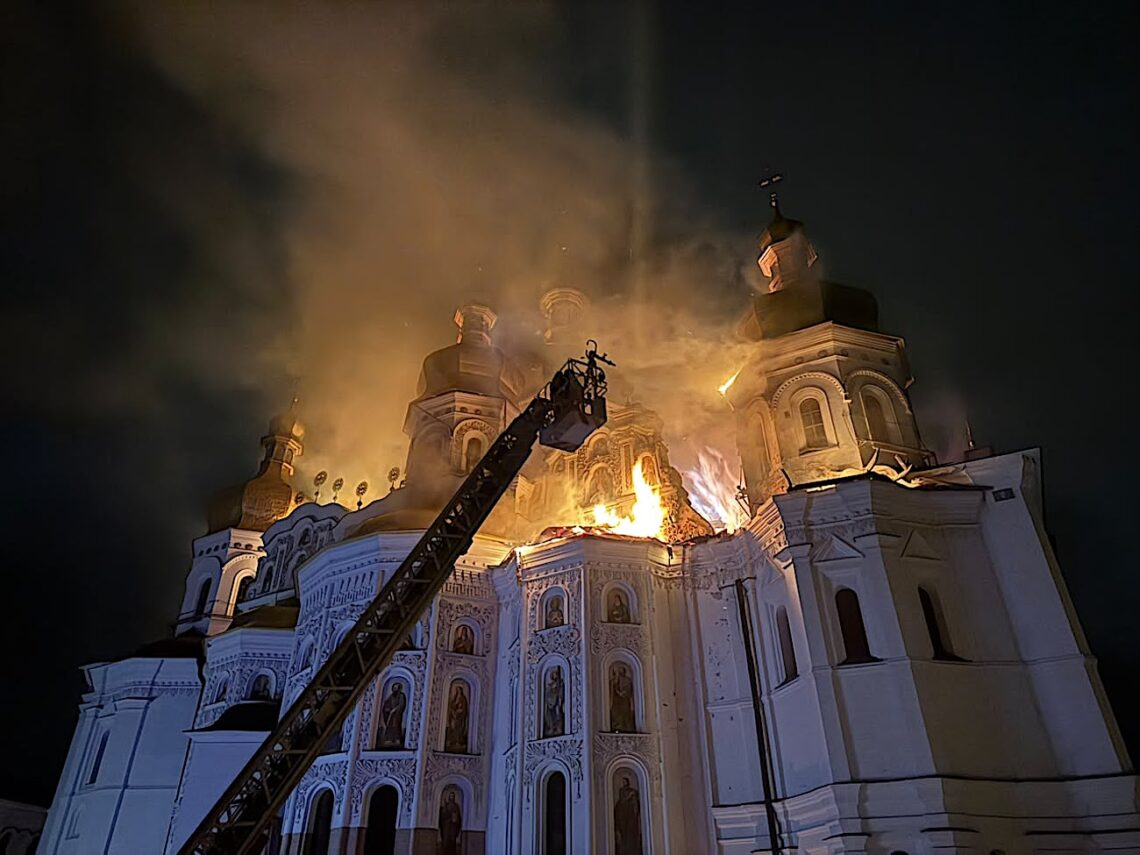 Brand der Mariä-Entschlafens-Kathedrale nach dem russischen Angriff vom 15. Juni 2026 - Foto: https://mincult.gov.ua/news/rosiya-poshkodyla-uspenskyj-sobor-kyyevo-pecherskoyi-lavry-pid-chas-ataky-na-kyyiv/, Attribution: mincult.gov.ua - Lizenz: https://creativecommons.org/licenses/by/4.0/deed.en - Datei: https://commons.wikimedia.org/wiki/File:Dormition_Cathedral,_Kyiv_Pechersk_Lavra_on_fire_4.jpg