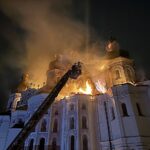 Brand der Mariä-Entschlafens-Kathedrale nach dem russischen Angriff vom 15. Juni 2026 - Foto: https://mincult.gov.ua/news/rosiya-poshkodyla-uspenskyj-sobor-kyyevo-pecherskoyi-lavry-pid-chas-ataky-na-kyyiv/, Attribution: mincult.gov.ua - Lizenz: https://creativecommons.org/licenses/by/4.0/deed.en - Datei: https://commons.wikimedia.org/wiki/File:Dormition_Cathedral,_Kyiv_Pechersk_Lavra_on_fire_4.jpg