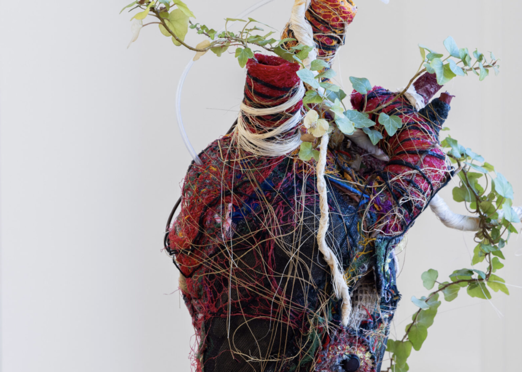 Bild: Ausstellungsansicht «Eva de Souza. Tecidos que curam», Stadtgalerie Bern - Foto: © Binta Kopp @bintakopp  
