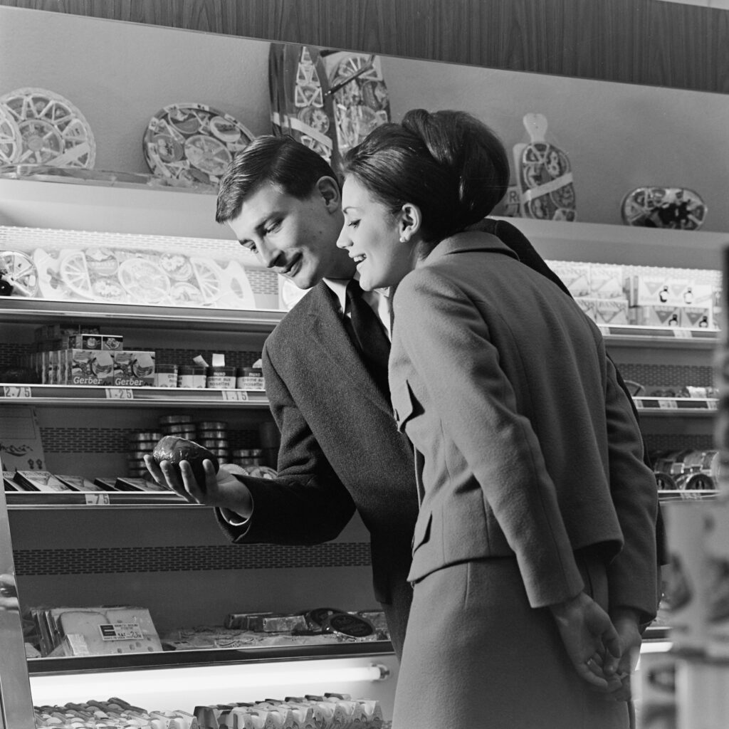 © Beat Jost Einkaufendes Paar in Lebensmittelabteilung, Loeb AG, Bern, 1965