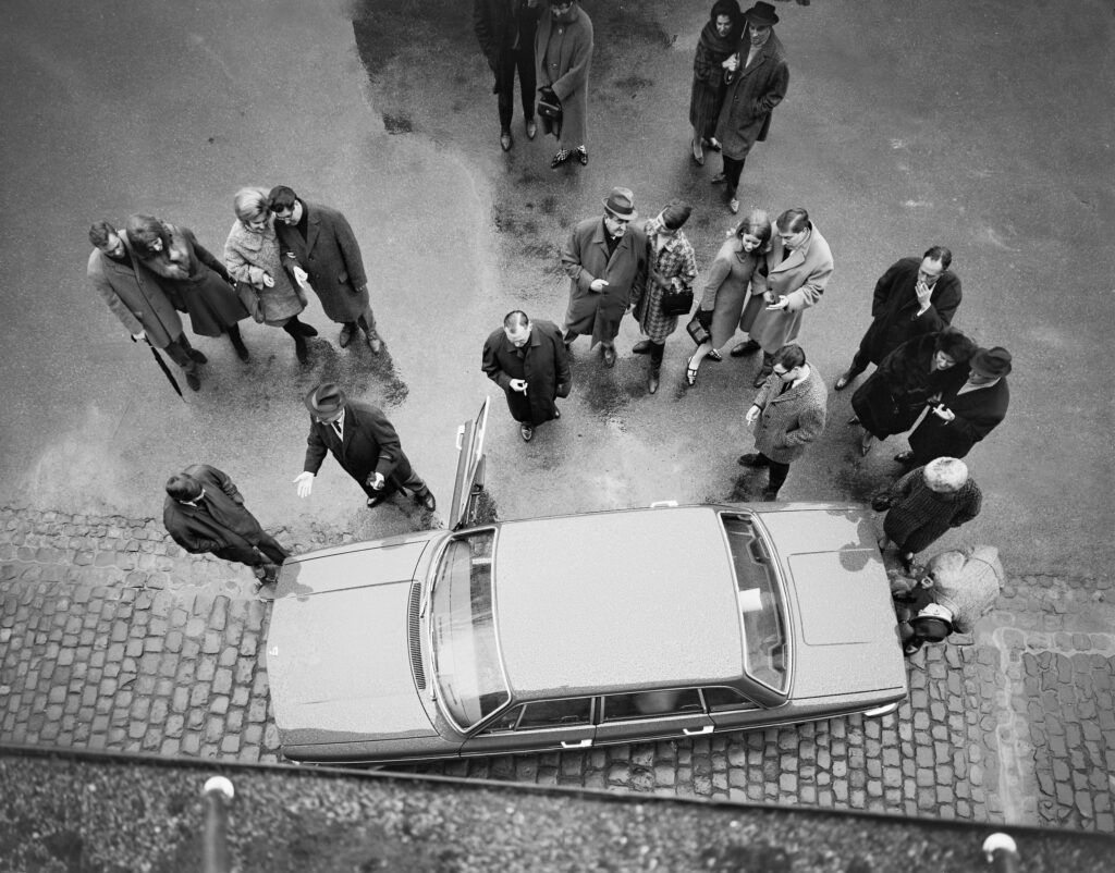 © Beat Jost Auto und Menschen aus Vogelperspektive, Volvo, Werbeagentur Grimm, Bern, 1967