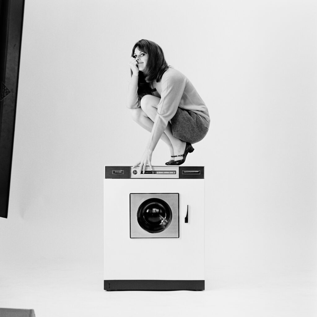 © «Beat Jost – Schöne neue Welt» Pullover IWS mit Modell und Waschmaschine, Werbeagentur Hefti, Bern, 1967