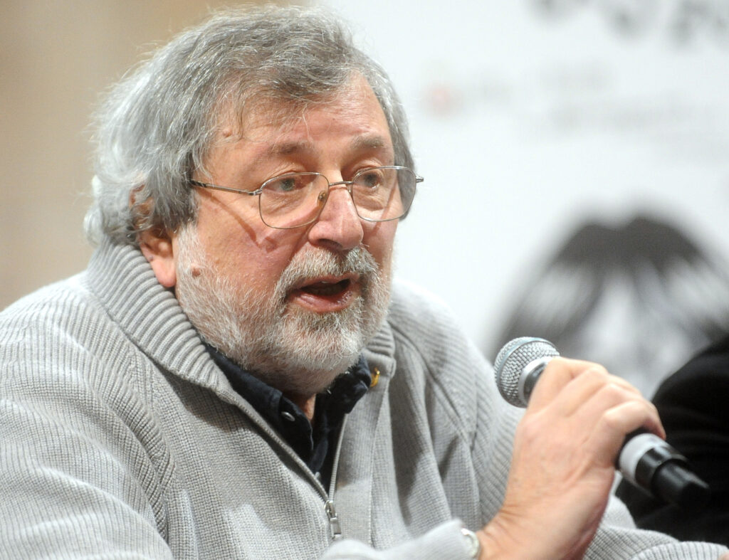 Francesco Guccini, 2016 - Foto: Niccolò Caranti, https://commons.wikimedia.org/wiki/User:Jaqen - Lizenz: https://creativecommons.org/licenses/by-sa/4.0/deed.en - Datei: https://commons.wikimedia.org/wiki/File:Francesco_Guccini_-_Lucca_Comics_%26_Games_2016_02.jpg