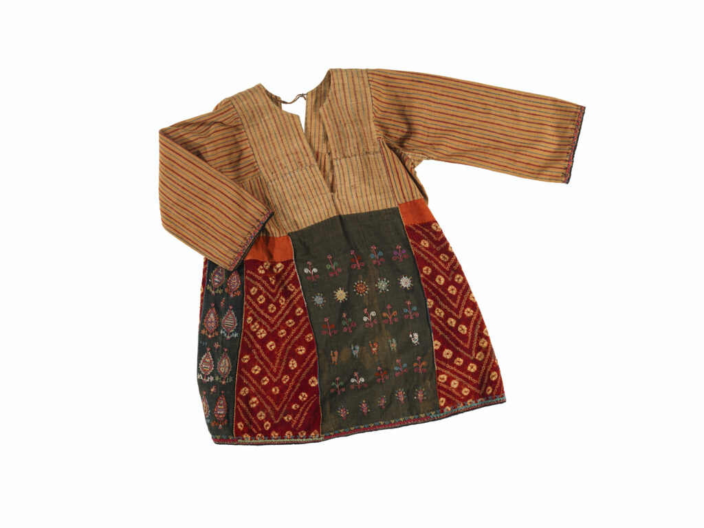 Frauenkleid pirahan aus dem Iran vom Ende des 19. Jahrhundert; Baumwolle, Tussaah-Seide, Abbindreserve planbi - Foto: © Museum der Kulturen Basel