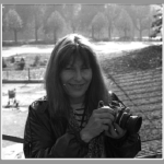 Gertrud Vogler mit Kamera auf dem Gelände des Autonomen Jugendzentrums Zürich, Oktober 1981 (Foto: Michel Fries; SozArch F 5111-013-012)