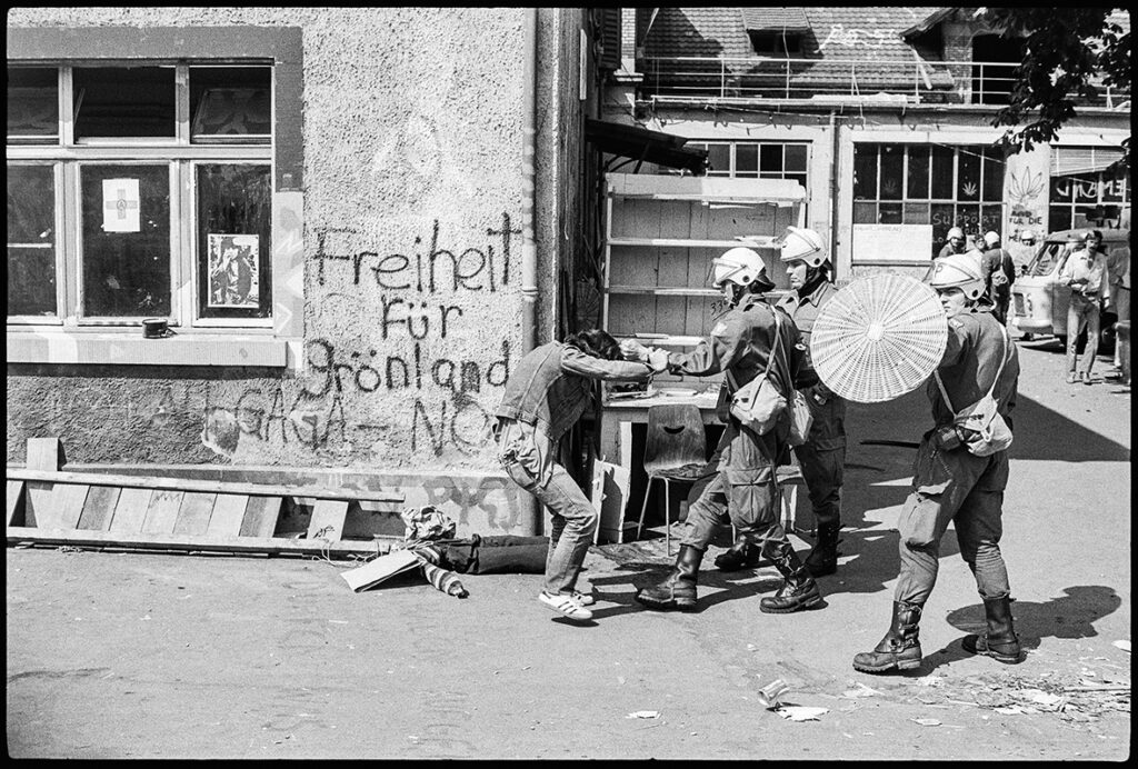 Razzia im Autonomen Jugendzentrum in Zürich, 1980 - Foto: © Gertrud Vogler, Schweizerisches Sozialarchiv