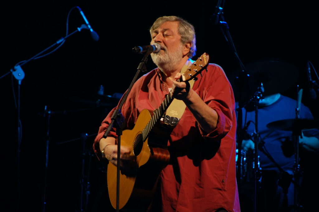 Francesco Guccini, 2009 - Foto: Zuffe, https://commons.wikimedia.org/wiki/User:Zuffe - Lizenz: https://creativecommons.org/licenses/by-sa/3.0/deed.en - Datei: https://commons.wikimedia.org/wiki/File:Guccini_in_concerto.JPG