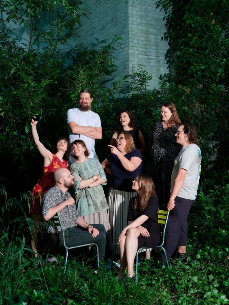 Das JKON-OK mit Aline Petrò, Lorenz Fischer, Nadia Bader (nicht auf dem Bild), Carol Müller, Nina Savenberg, Lena Meier, Florian Amoser, Nermina Šerifović, Ferdinand Niedermann, Stefanie Kurt - Foto: https://jkon.ch/