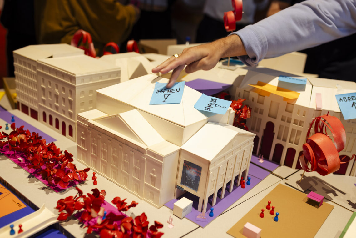 Modell des Luzerner Theaters zum Anfassen © Kim da Mott, https://theaterwerkplatz-luzern.ch/news/mitwirkungsprozess-vision-theaterwerkplatz-luzern-es-geht-los/