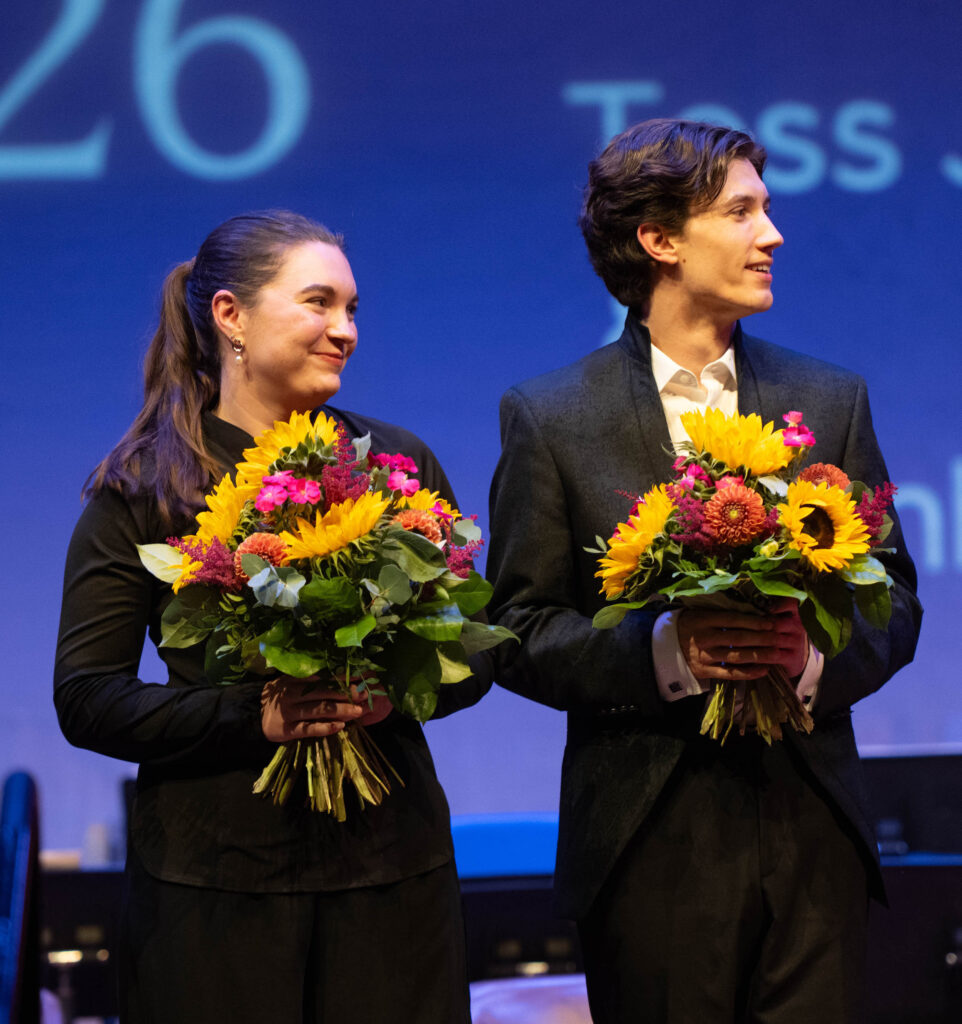 Tess Jackson und Leonhard Kreutzmann sind die Preisträger des Menuhin Conducting Prize 2026, der ihnen neue Gastdirigate ermöglicht. (Foto: Raphael Faux)