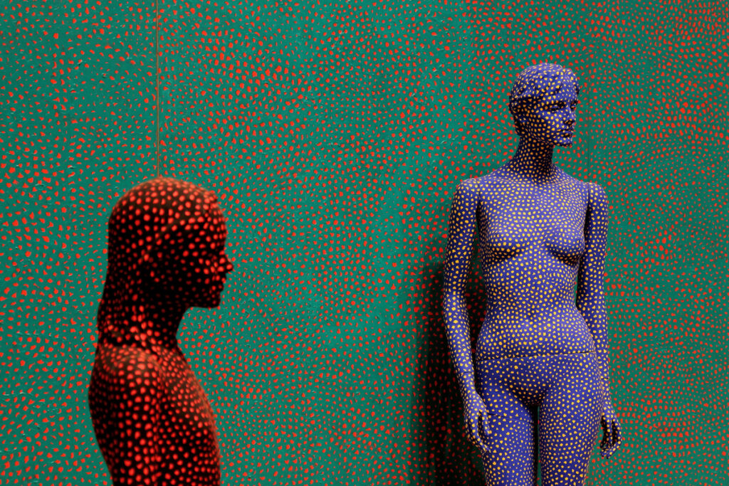 Yayoi Kusama, Lizzy Shaanan PikiWiki Israel, 2022 - Lizenz: https://creativecommons.org/licenses/by/2.5/deed.en - Datei: https://commons.wikimedia.org/wiki/File:PikiWiki_Israel_84663_yayoi_kusama_exhibition.jpg