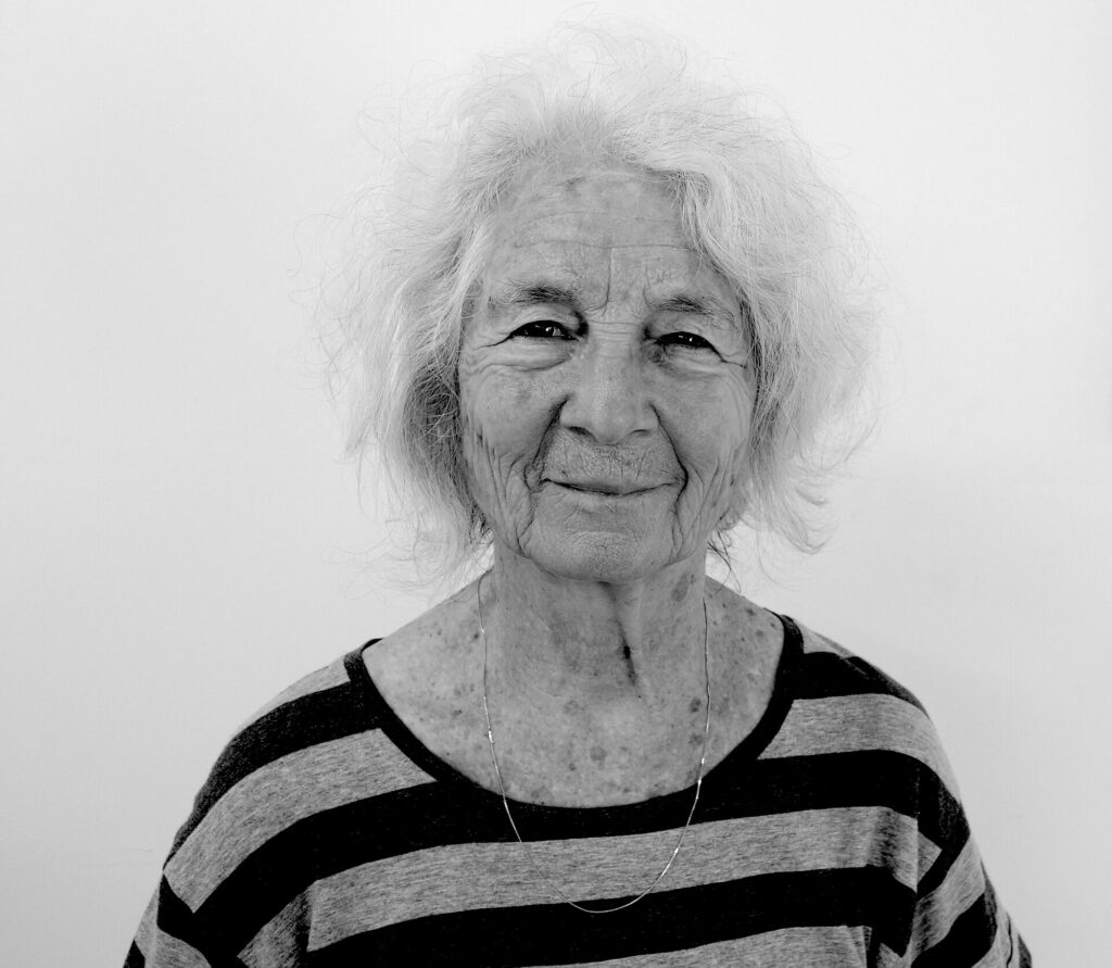 Simone Forti, 2015 - Foto: Jason Underhill - Lizenz: https://creativecommons.org/licenses/by-sa/4.0/deed.en - Datei: https://commons.wikimedia.org/wiki/File:Simone_Forti,_2015.jpg