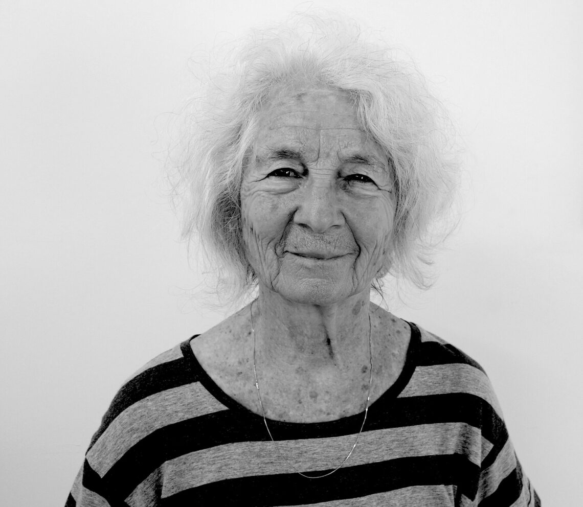 Simone Forti, 2015 - Foto: Jason Underhill - Lizenz: https://creativecommons.org/licenses/by-sa/4.0/deed.en - Datei: https://commons.wikimedia.org/wiki/File:Simone_Forti,_2015.jpg