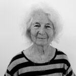 Simone Forti, 2015 - Foto: Jason Underhill - Lizenz: https://creativecommons.org/licenses/by-sa/4.0/deed.en - Datei: https://commons.wikimedia.org/wiki/File:Simone_Forti,_2015.jpg