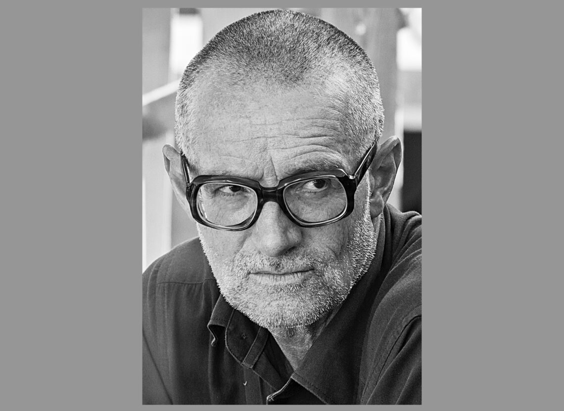 Thomas Hirschhorn, 2019 - Foto: Markus Schweizer, https://commons.wikimedia.org/wiki/User:Von.schweiz - Lizenz: https://creativecommons.org/licenses/by-sa/4.0/deed.en - Datei: Thomas_Hirschhorn_2019_Bienne_Biel_Robert_Walser-Sculpture.jpg