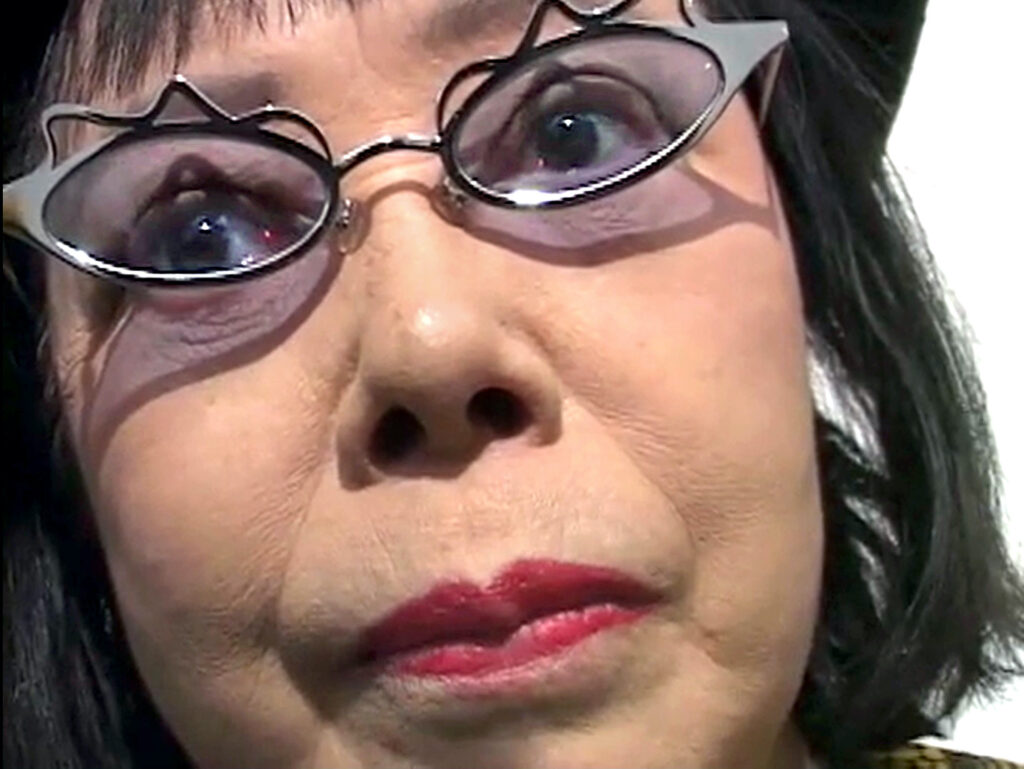 Yayoi Kusama, 2009 - George Qasha, https://vimeo.com/4385868 - Lizenz: https://creativecommons.org/licenses/by/3.0/deed.en - Datei: https://commons.wikimedia.org/wiki/File:Yayoi_Kusama_circa_2004.jpg