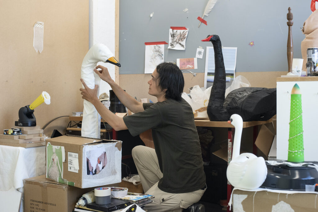 Bild: Elia Menang Setiadi bei der Arbeit am Diplomprojekt, Institut Kunst Gender Natur HGK Basel FHNW, Foto: Christian Knörr