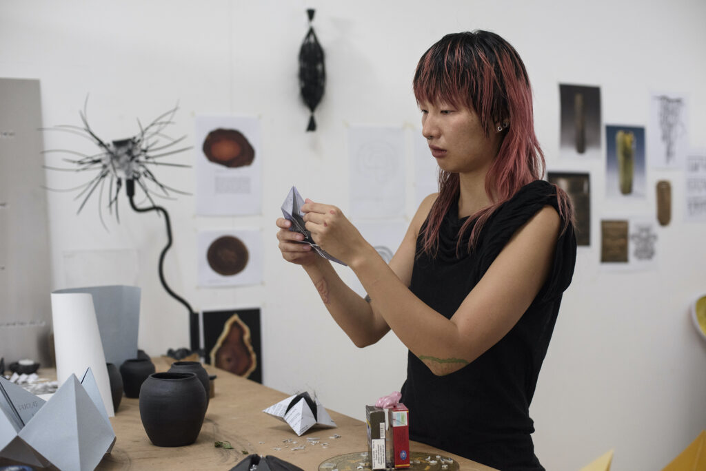 Irie Qiwen Cao bei der Arbeit am Diplomprojekt, Institut Kunst Gender Natur HGK Basel FHNW, Foto: Christian Knörr