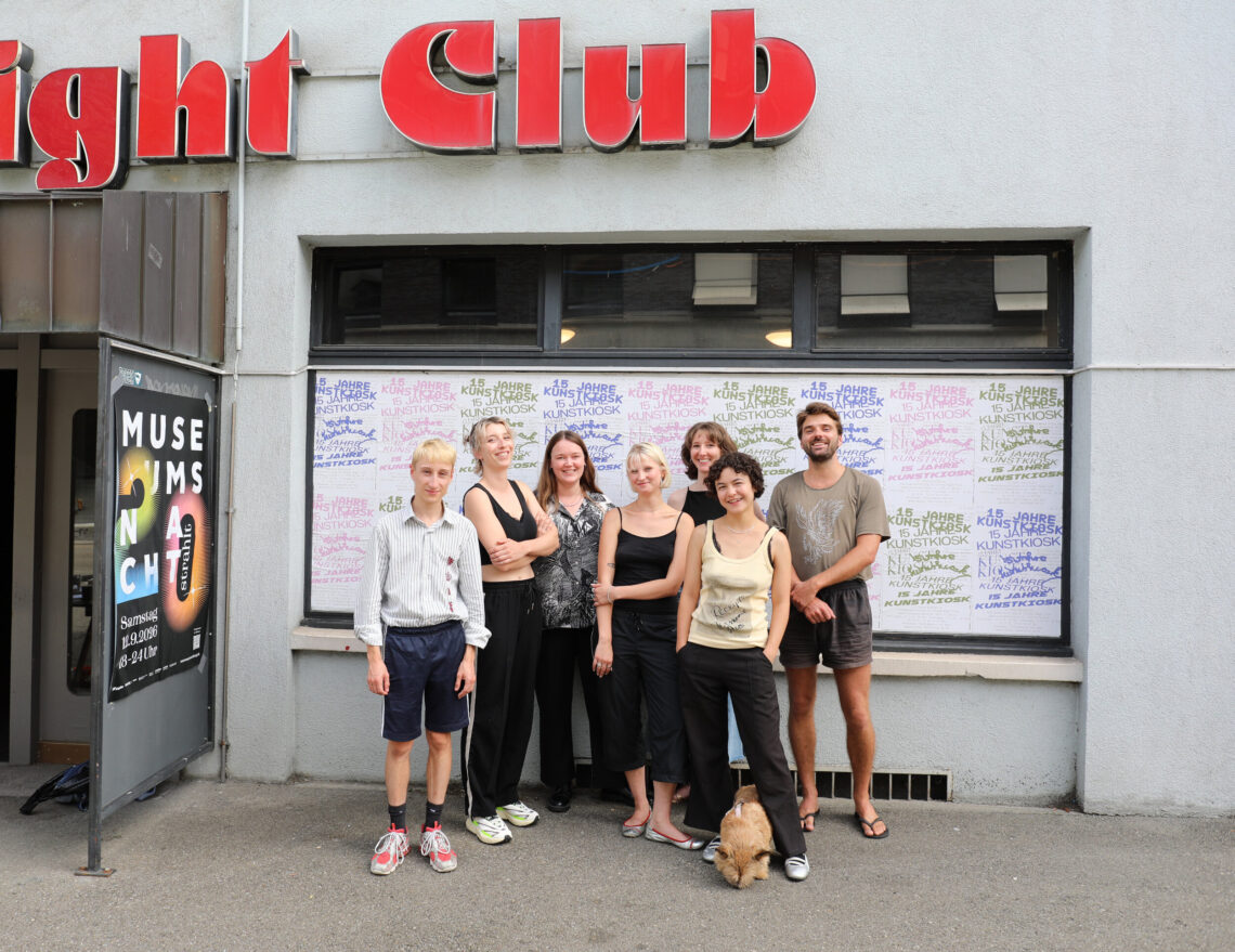 Das Organisationsteam (v.l.) mit Jonathan Steiger, Miriam Schöb, Carol Müller, Nathalie Brückner, Irène Unholz, Momoko Berthold und Hund Milli, Sebastian Quast - Foto: pd / Louisa Graefen