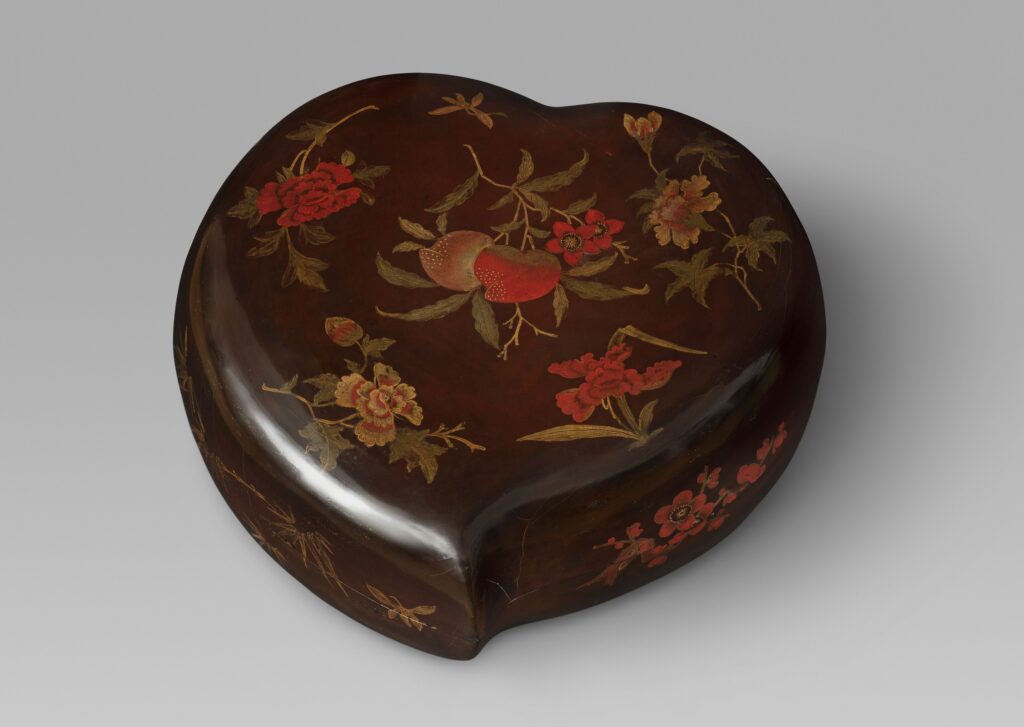 Dose in Pfirsichform mit Blumendekor, Südchina oder Königreich Ryūkyū, 18. Jh., Lackmalerei, LWL-Museum für Kunst und Kultur, Münster