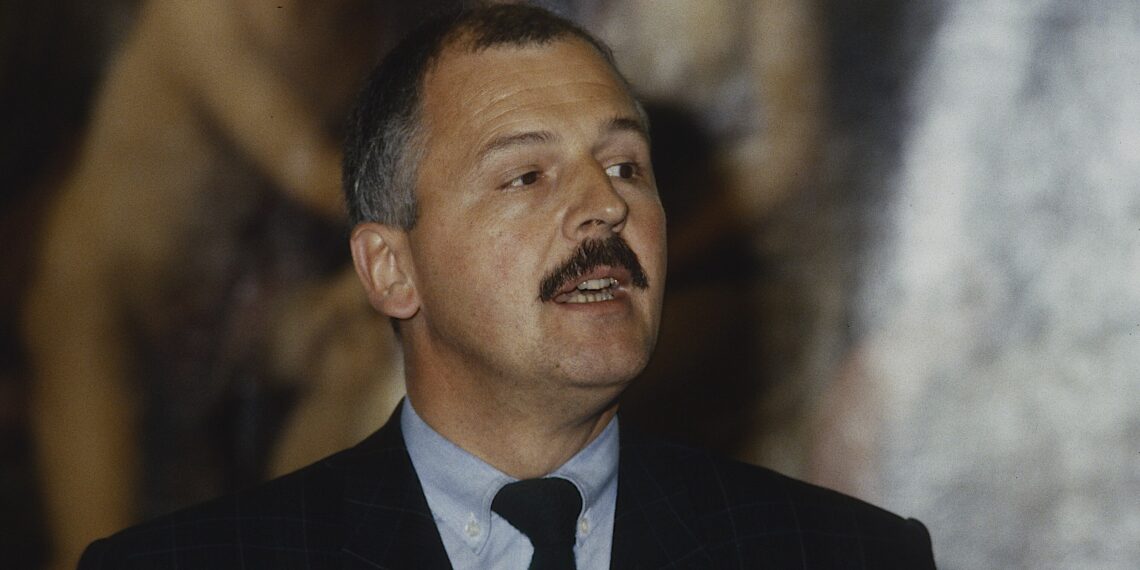 Felix Baumann, 1988 - Foto: ETH-Bibliothek_Com_LC1501-00B-022-001, https://ba.e-pics.ethz.ch/#detail-asset=f6b8f1bc-bb3a-4aa5-8b02-b484b3c1644e Lizenz: https://creativecommons.org/licenses/by-sa/4.0/deed.en - Datei: https://commons.wikimedia.org/wiki/File:ETH-BIB-Felix_Baumann,_Direktor_Kunsthaus_Z%C3%BCrich-Com_LC1501-00B-022-001.tif?page=1