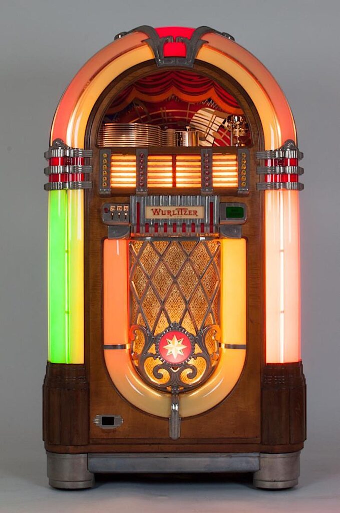 Jukebox «1015 Bubbler», 1946, Rudolph Wurlitzer Company, Chicago - Inventarnummer: MMA-170009, https://www.bundessammlungen.ch/de/collection/item/41253/ - Bildnachweis: Museum of Music Automatons, Swiss Confederation Lizenz: CC BY-NC-ND 4.0