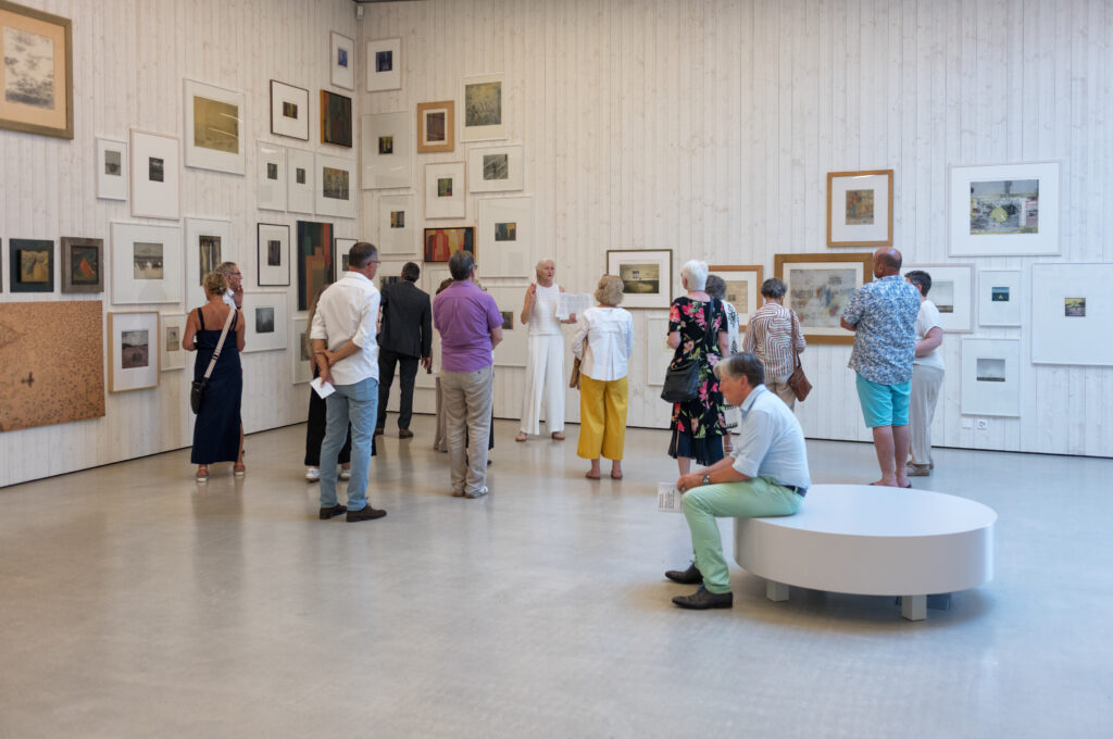 «Homesick Anderswo. Räume, Orte, Erinnerungen im Werk von Pravoslav Sovák» Besuchende in der Ausstellung mit der Kuratorin Martina Kral Nidwaldner Museum 2026, Foto: Christian Hartmann