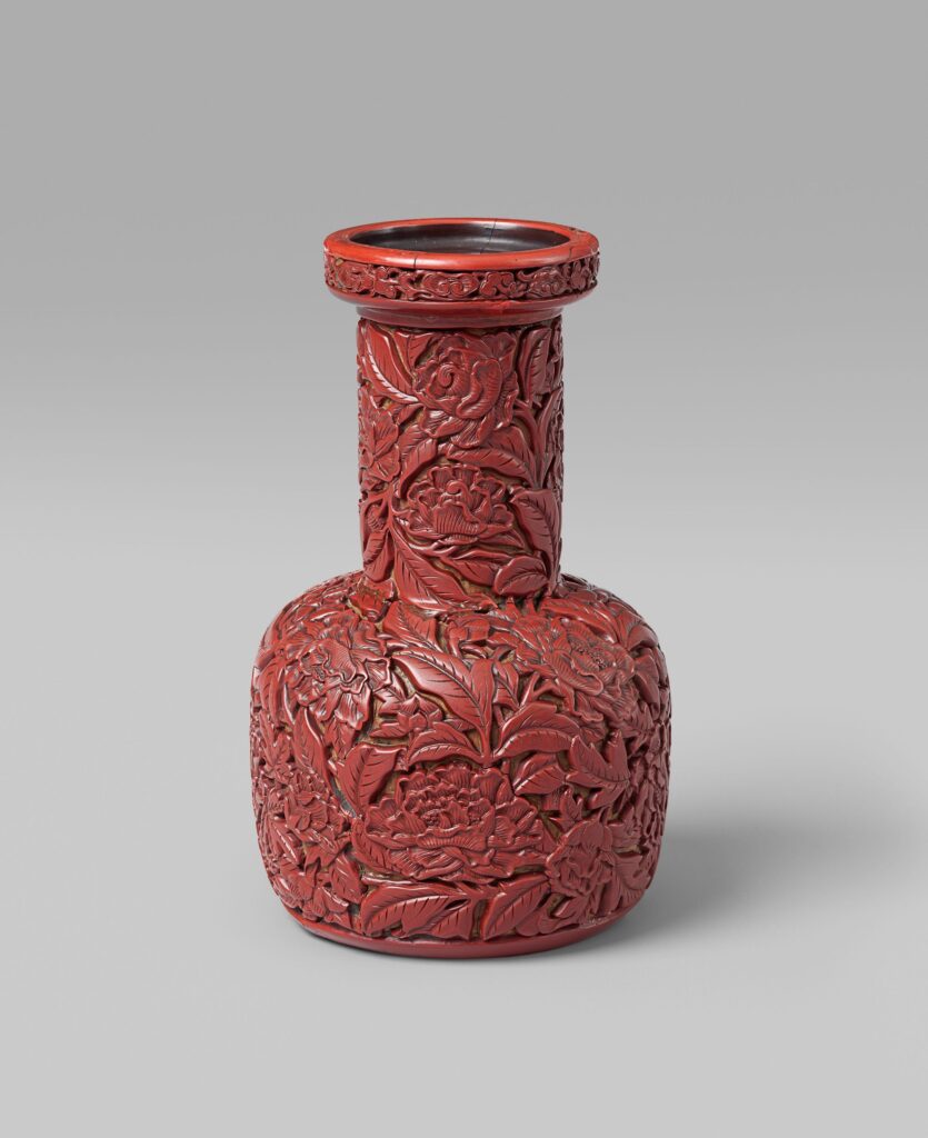 Vase mit den Blumen der Jahreszeiten, Ming-Dynastie, 15. Jh., Schnitzlack, LWL-Museum für Kunst und Kultur, Münster
