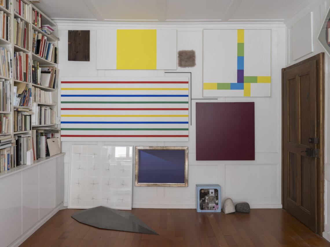 Bureau de Philippe Bodenmann décoré avec les œuvres de sa collection, Auvernier, 2026, ©Olivier Zimmermann