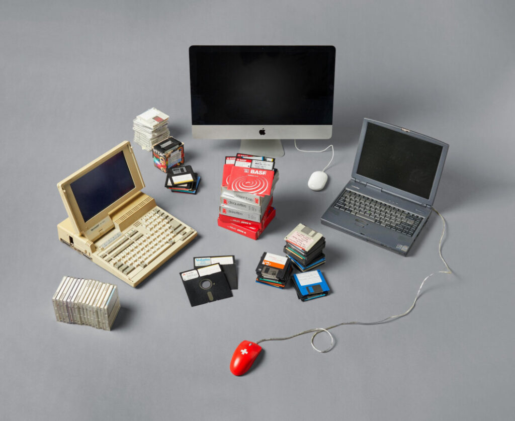 Bild: Schreibwerkzeuge und Speichermedien aus dem Schweizerischen Literaturarchiv - Foto: Simon Schmid (Nationalbibliothek)