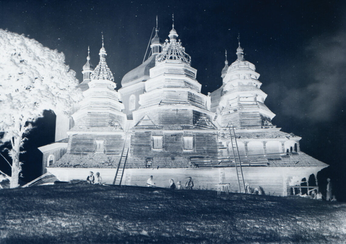 Bild: Bearbeitete Aufnahme der alten und der neuen Holzkirche im Dorf Kryvka in der Zweiten Polnischen Republik (heute Ukraine), 1930, unmittelbar vor der Demontage und Versetzung der älteren Kirche nach Lwiw im Rahmen des ukrainischen Nationalprojekts. Mit freundlicher Genehmigung des Nationalmuseums Andrey Sheptytsky in Lwiw, Ukraine. Grafik: Teo Schifferli mit Pascal Kägi.