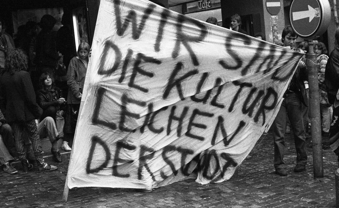 Die Selbstbezeichnung «Kulturleichen» drückt das Gefühl des jahrelangen Vertröstet-Werdens der Jugendlichen aus (Foto: Gertrud Vogler, SozArch F 5107-Na-10-028-002), https://www.sozialarchiv.ch/2020/05/08/mit-aug-und-ohr/